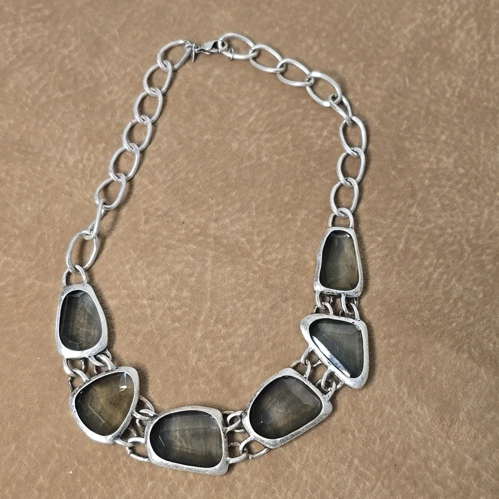 Vintage Avon Silver Tone Green Blue Green Necklace - Picture 3 of 8